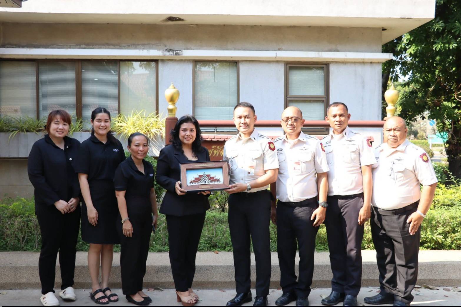 title - ผู้อำนวยการศูนย์ส่งเสริมและพัฒนาอาชีพเสริมนอกภาคการเกษตร ให้การต้อนรับ ผู้อำนวยการทัณฑสถานวัยหนุ่มพระนครศรีอยุธยา พร้อมด้วย ผู้อำนวยการส่วนและหัวหน้าฝ่ายทัณฑสถานฯ เข้าเยี่ยมชมแผนกฝึกอบรมทั้ง 12 แผนก และพื้นที่ภายในศูนย์ส่งเสริมและพัฒนาอาชีพเสริมนอกภาคการเกษตร 